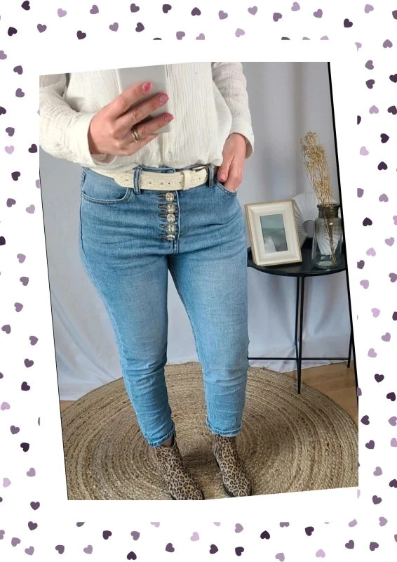 💎 Jean effet froissé – Boutons imitation pierres – Taille 42 – Neuf